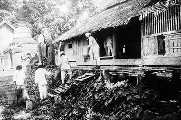 Bassein 1906 - disinfecting a building