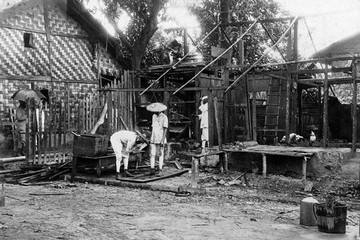 Bassein 1906 - infected house dismantled